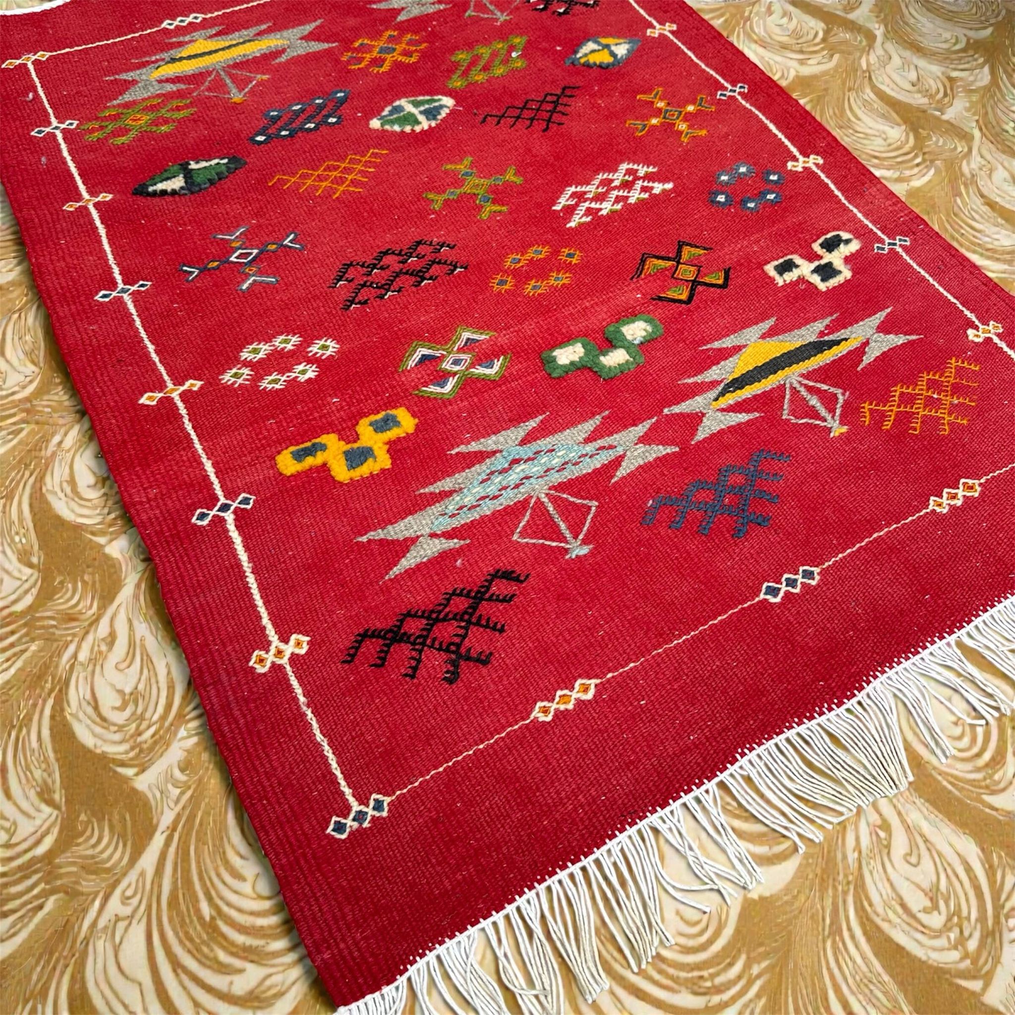 Tapis marocain en laine rouge – Décoration bohème pour petits espaces