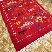 Tapis marocain en laine rouge – Décoration bohème pour petits espaces