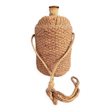 Bouteille ancienne en verre ambré et sac de transport en chanvre