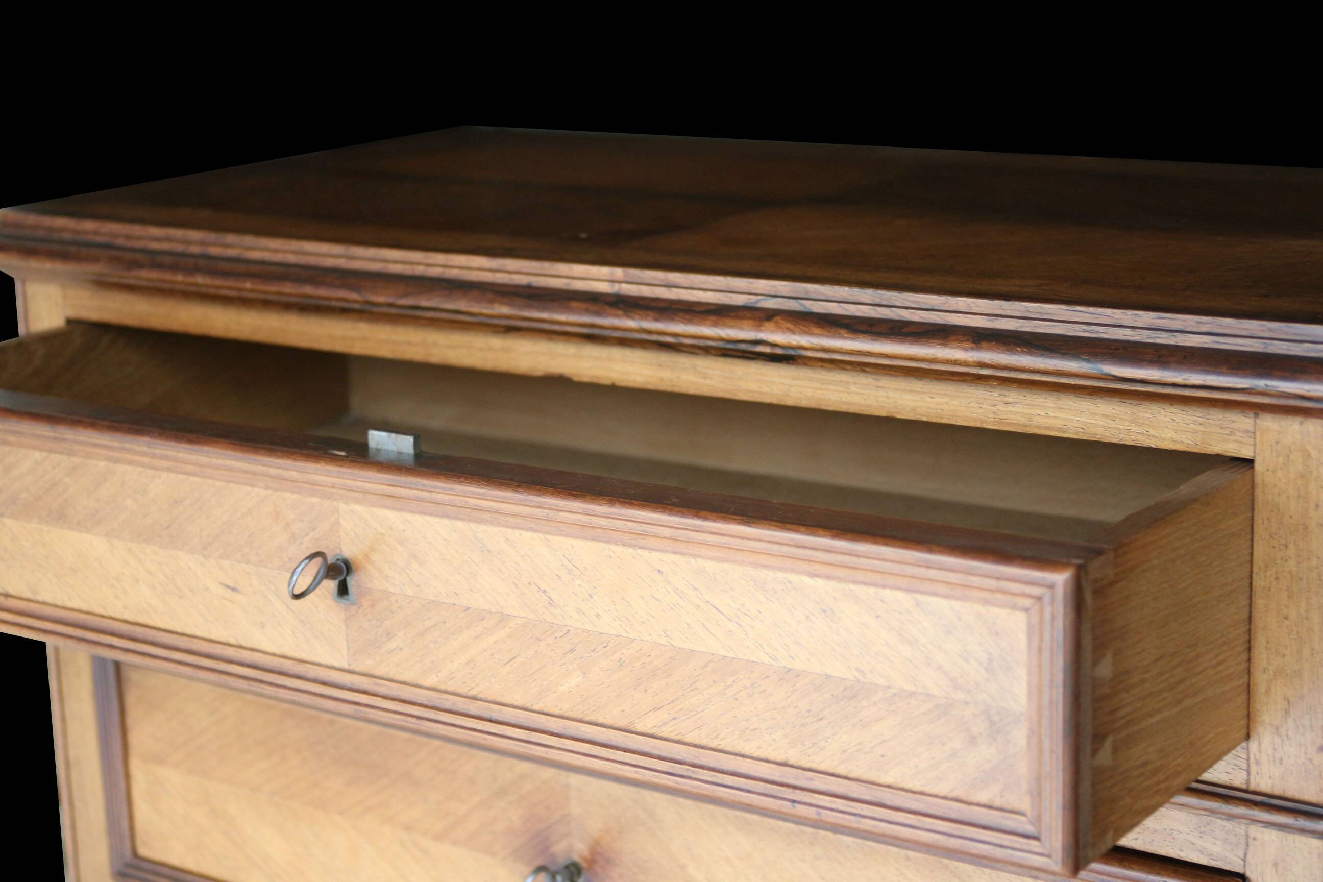 Magnificent 19th century secretary in walnut veneer.