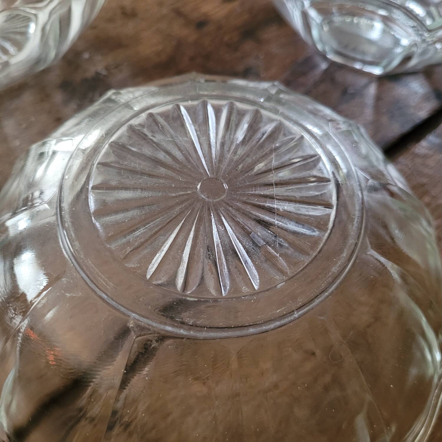 Trio of molded glass salad bowls – floral shape Ø 18/20/23 cm