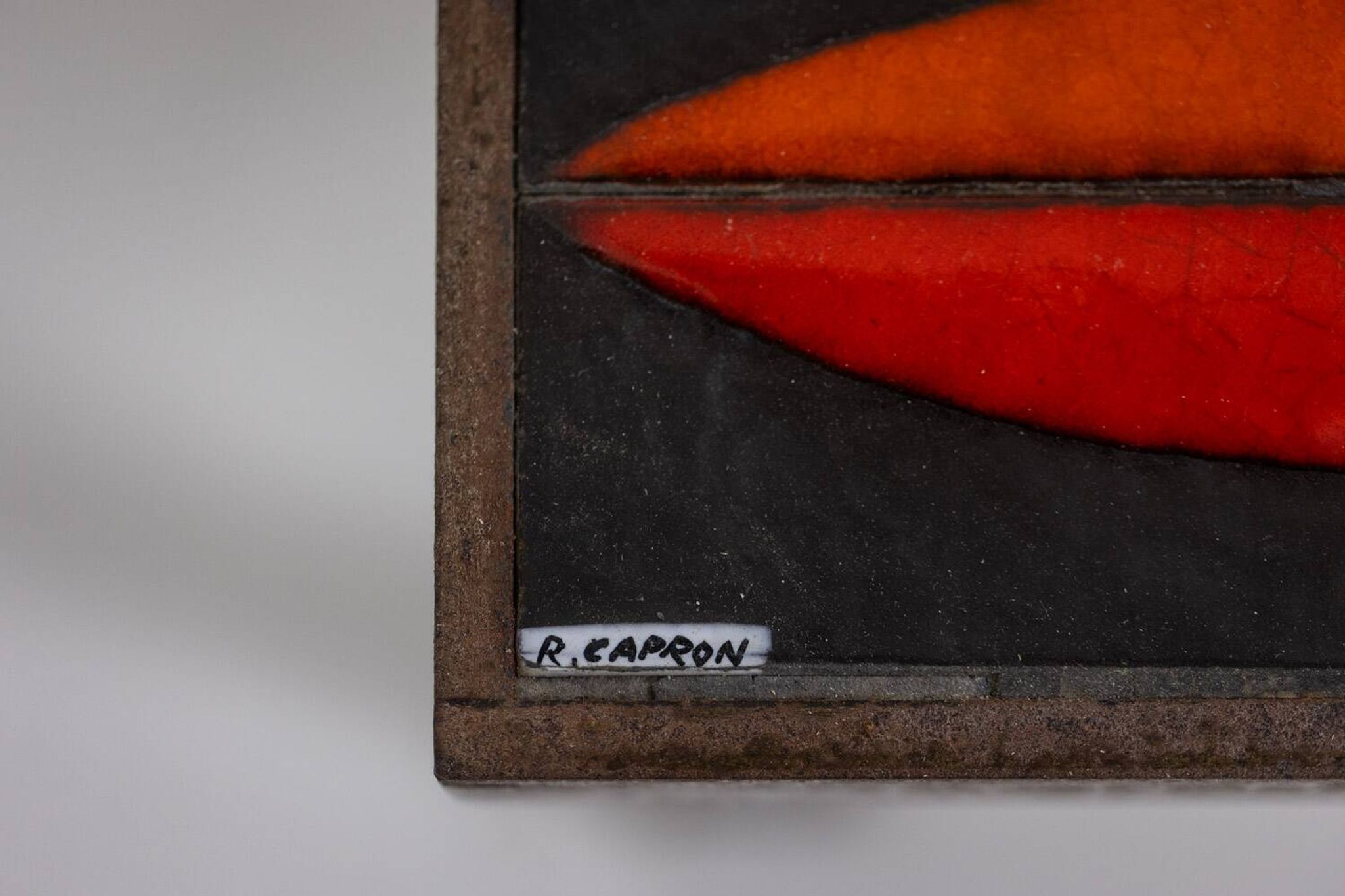 Capron. Table basse 'navette' en grès émaillé noir et rouge. Années 1960.