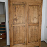 Ancienne armoire en bois massif