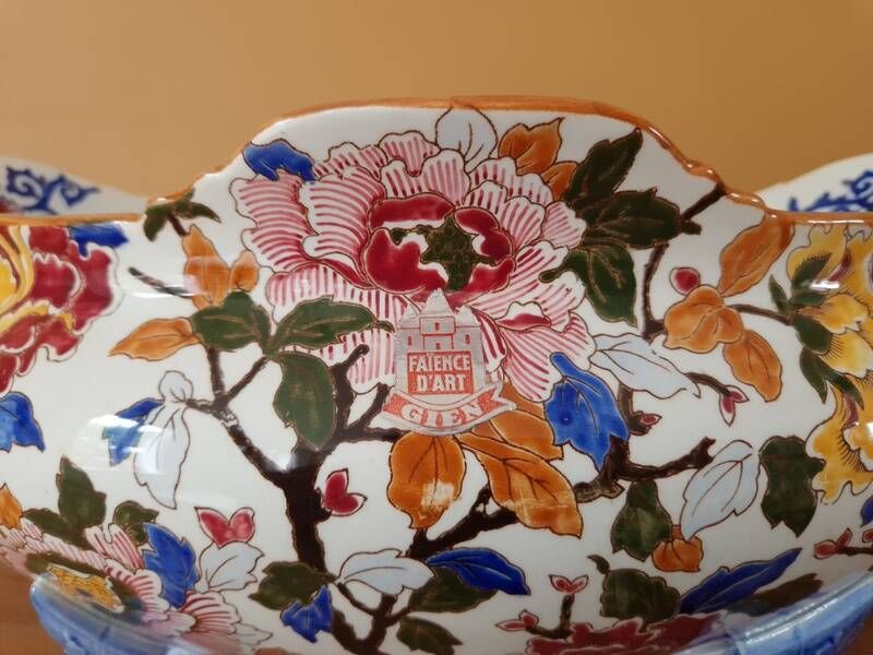 Important ceramic planter from Gien, Peonies model, 1980.