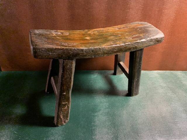 Antique milking stool in rustic curved wood, 19th century