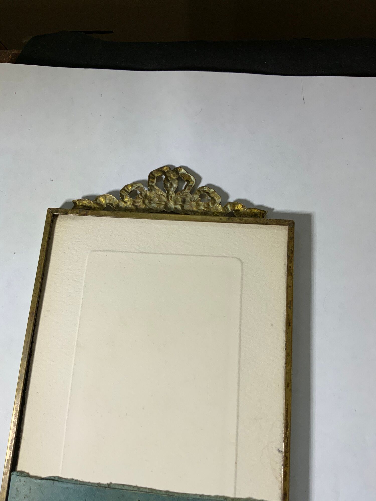 Old photo frame in golden brass floral decoration and small knot 18th With glass