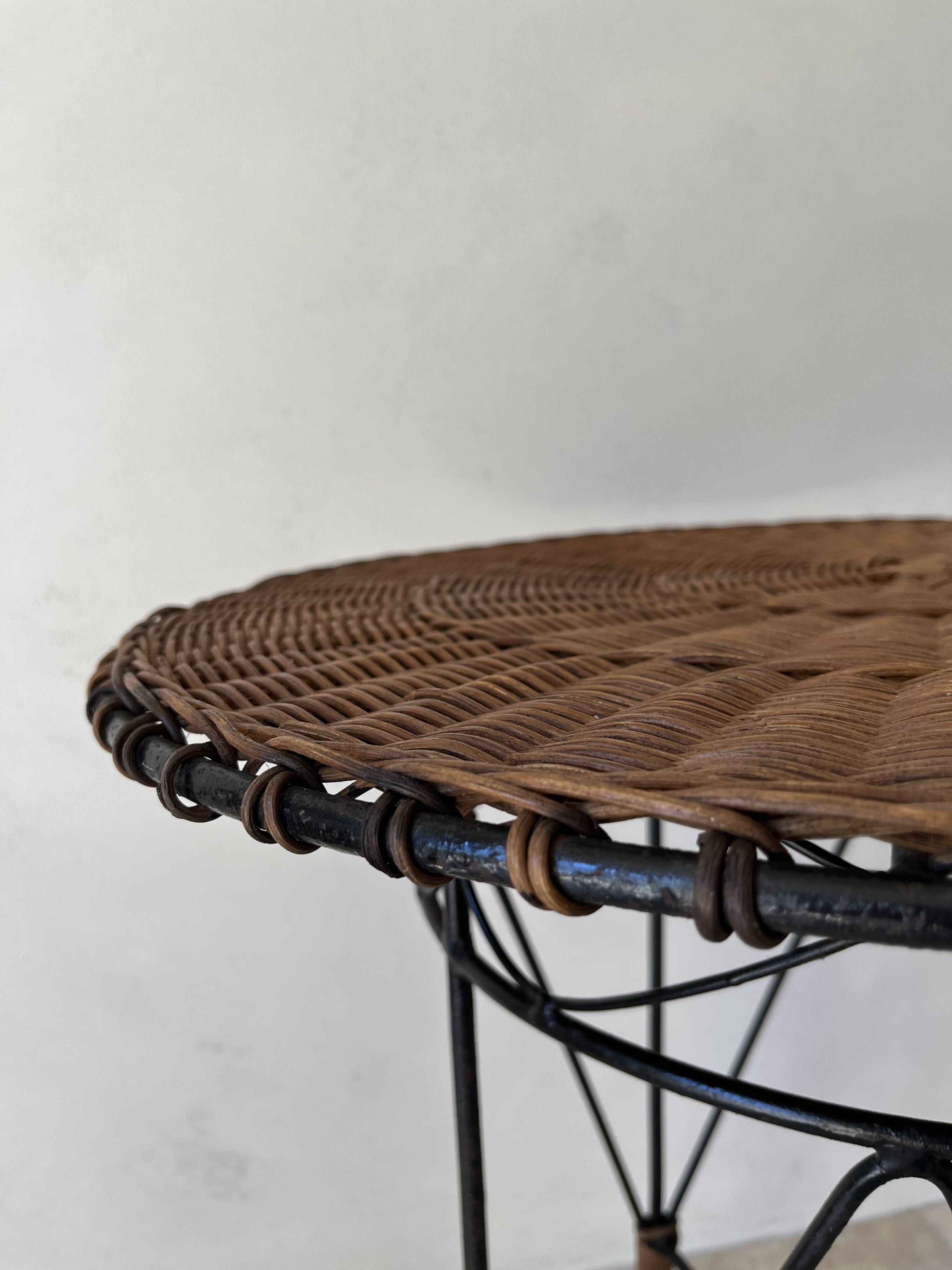 Vintage round table in woven rattan and black wrought iron – 1950s / 1960s