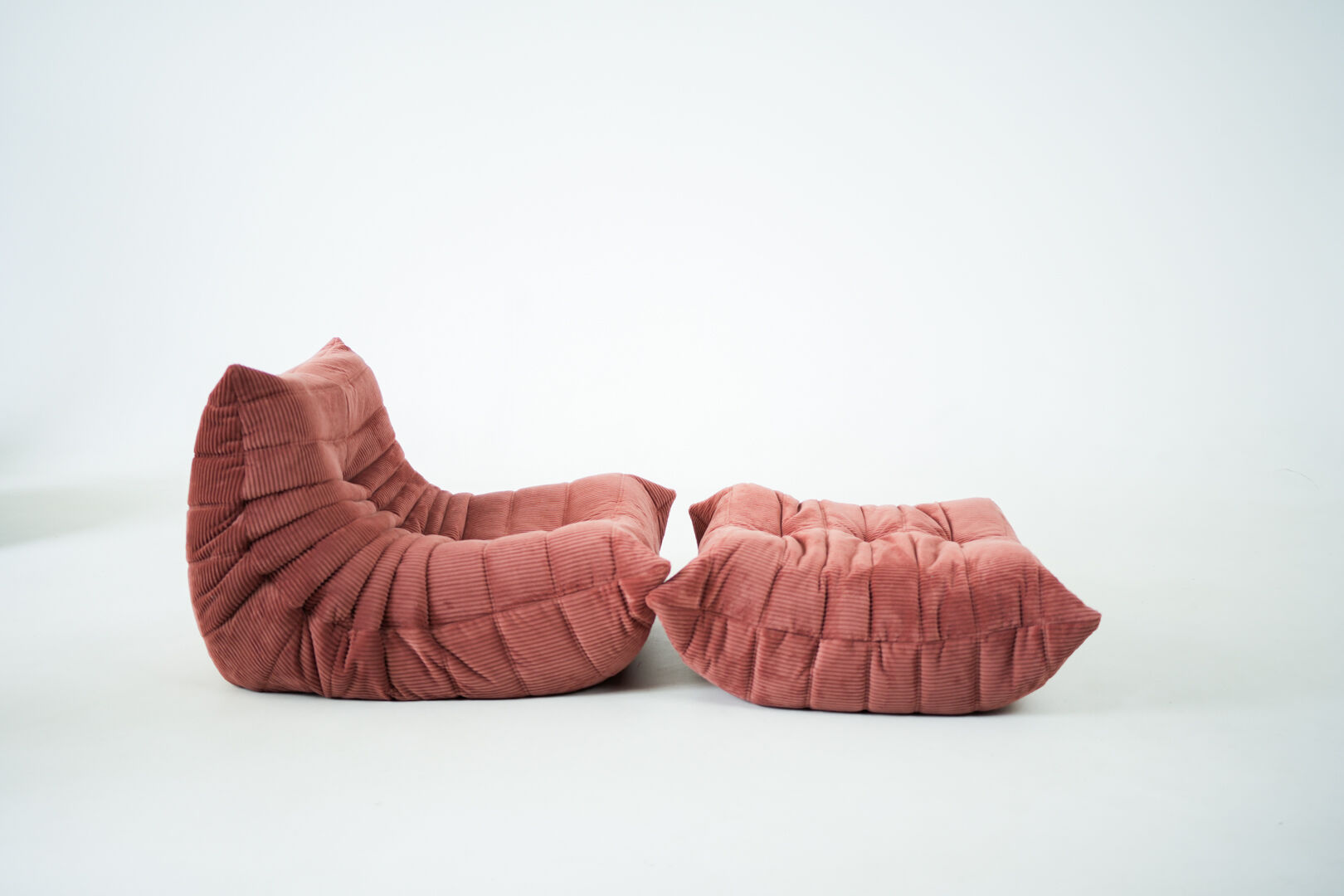 Ensemble de chaise et pouf Togo en velours côtelé framboise