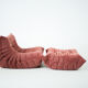 Ensemble de chaise et pouf Togo en velours côtelé framboise