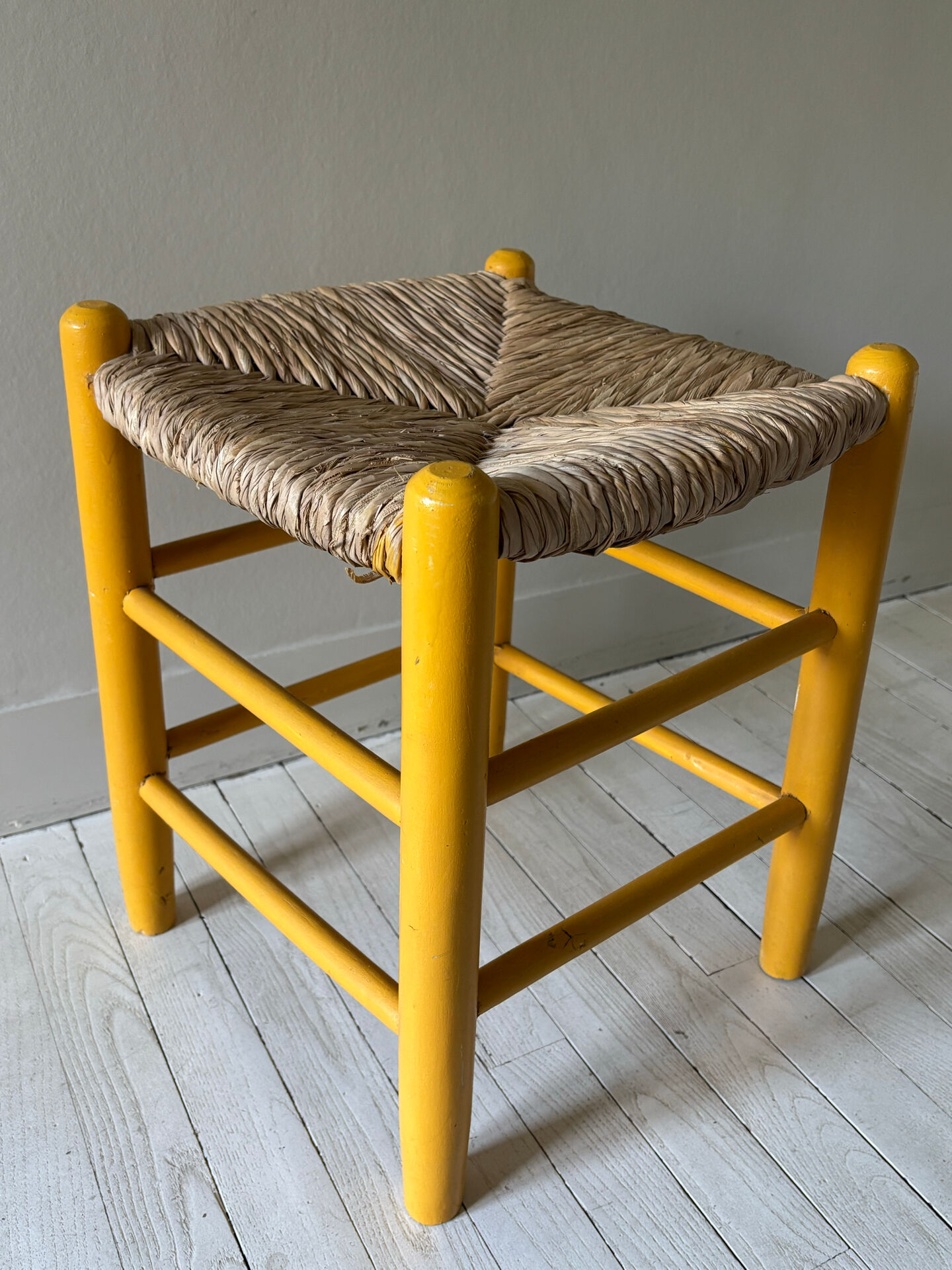 Tabouret en bois et paille