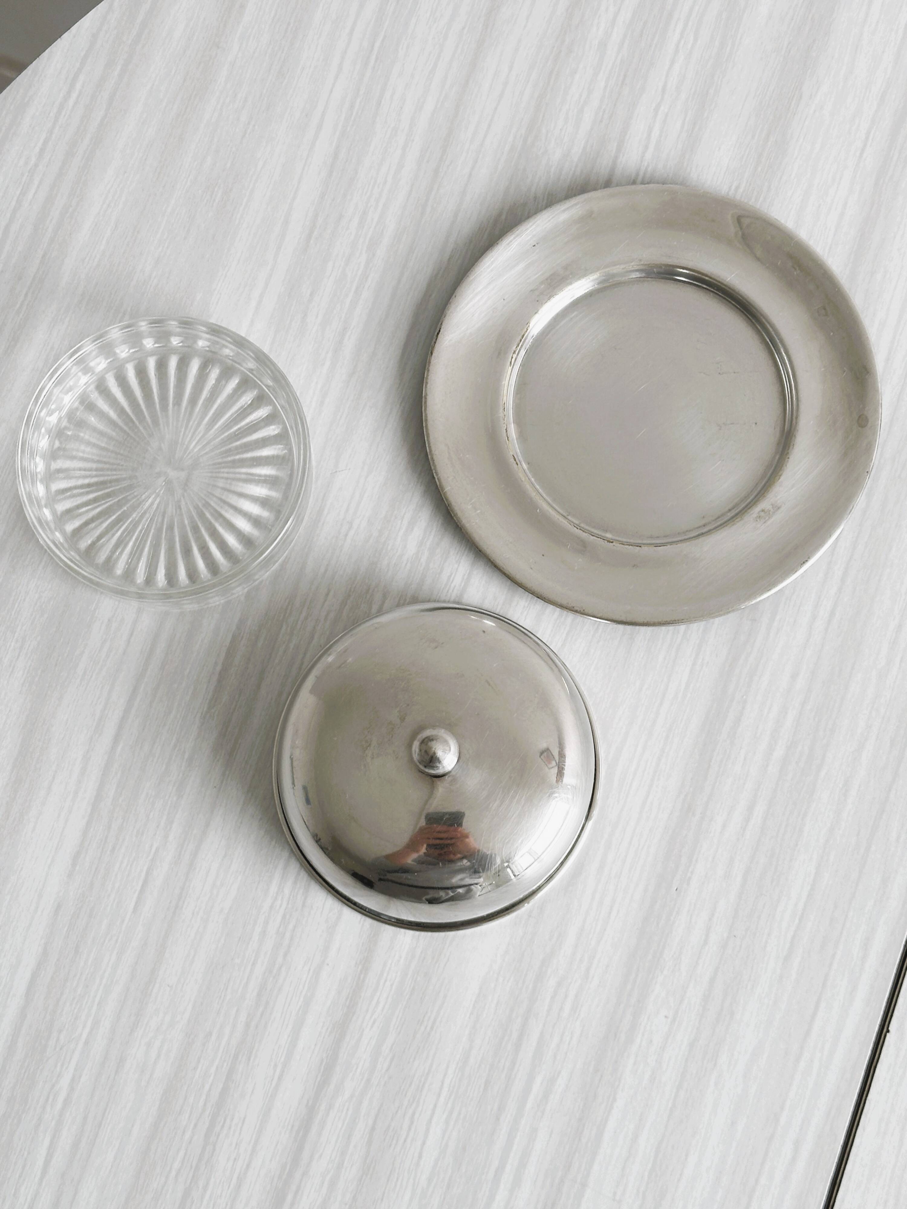 Round butter dish in silver metal