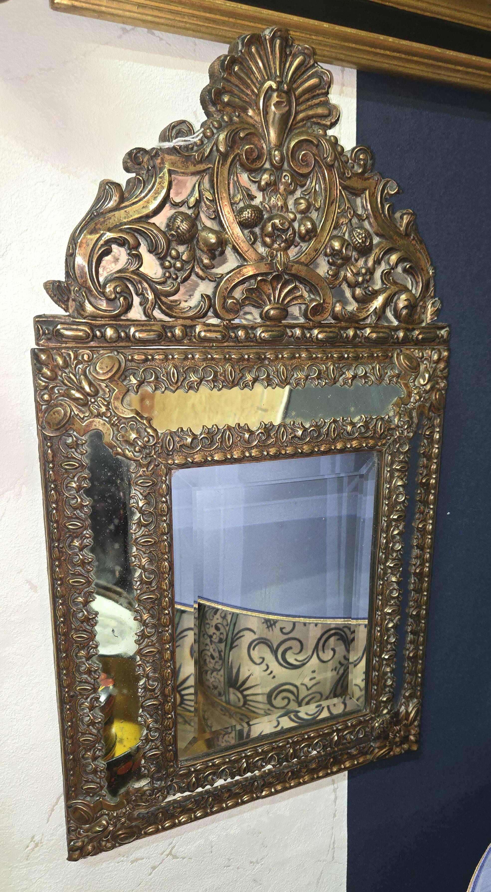 Miroir ancien en cuivre repoussé doré – époque Napoléon III