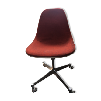 Chair by Charles et Ray Eames for Herman miller