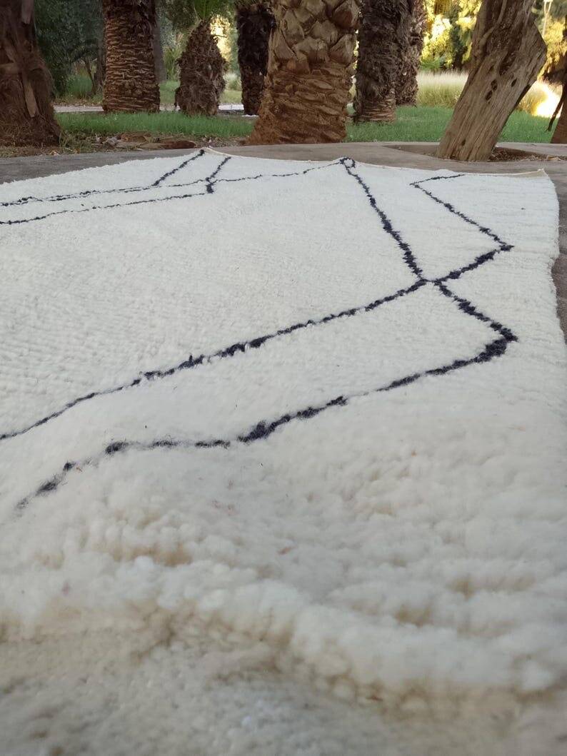 Handmade traditional Beni Ourain Berber rug, size 150 x 250 cm.