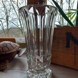 Vase en verre taillé transparent