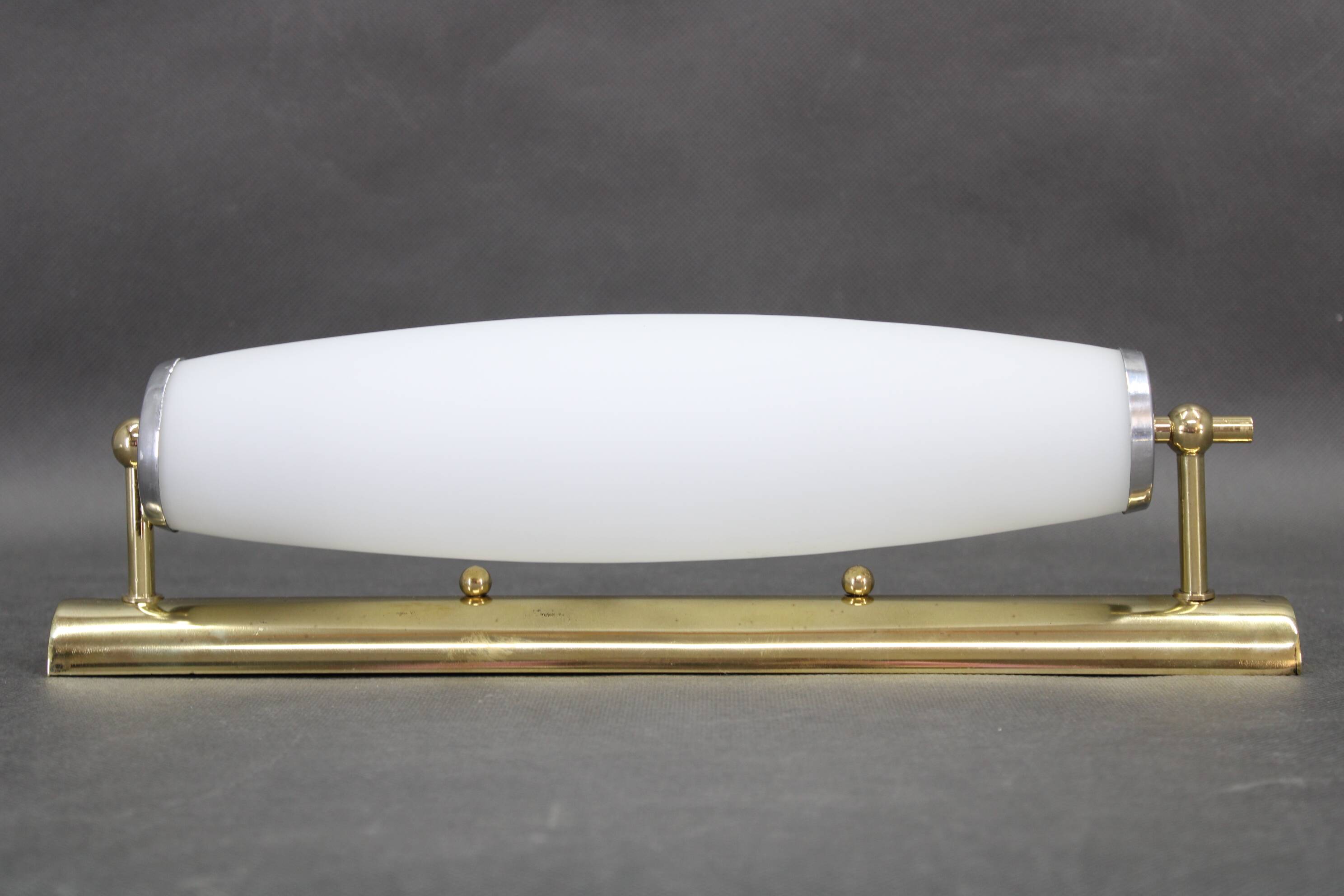 Applique murale en laiton et verre opalin Art Déco, Italie, années 1940.