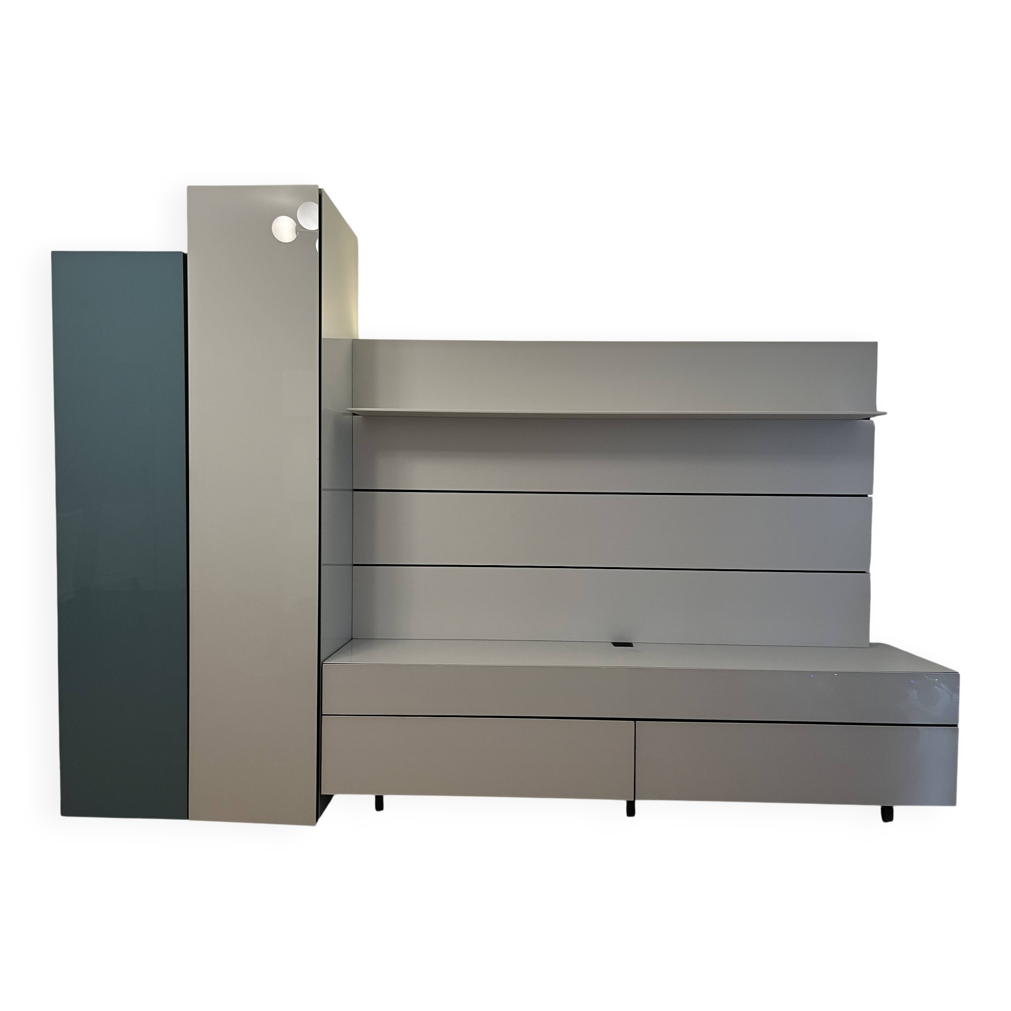 Low furniture, paneling and two-column Globo composition by Roche Bobois.