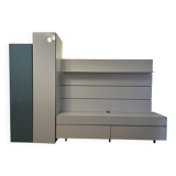 Low furniture, paneling and two-column Globo composition by Roche Bobois.