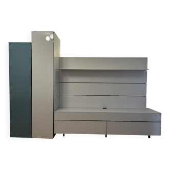 Low furniture, paneling and two-column Globo composition by Roche Bobois.