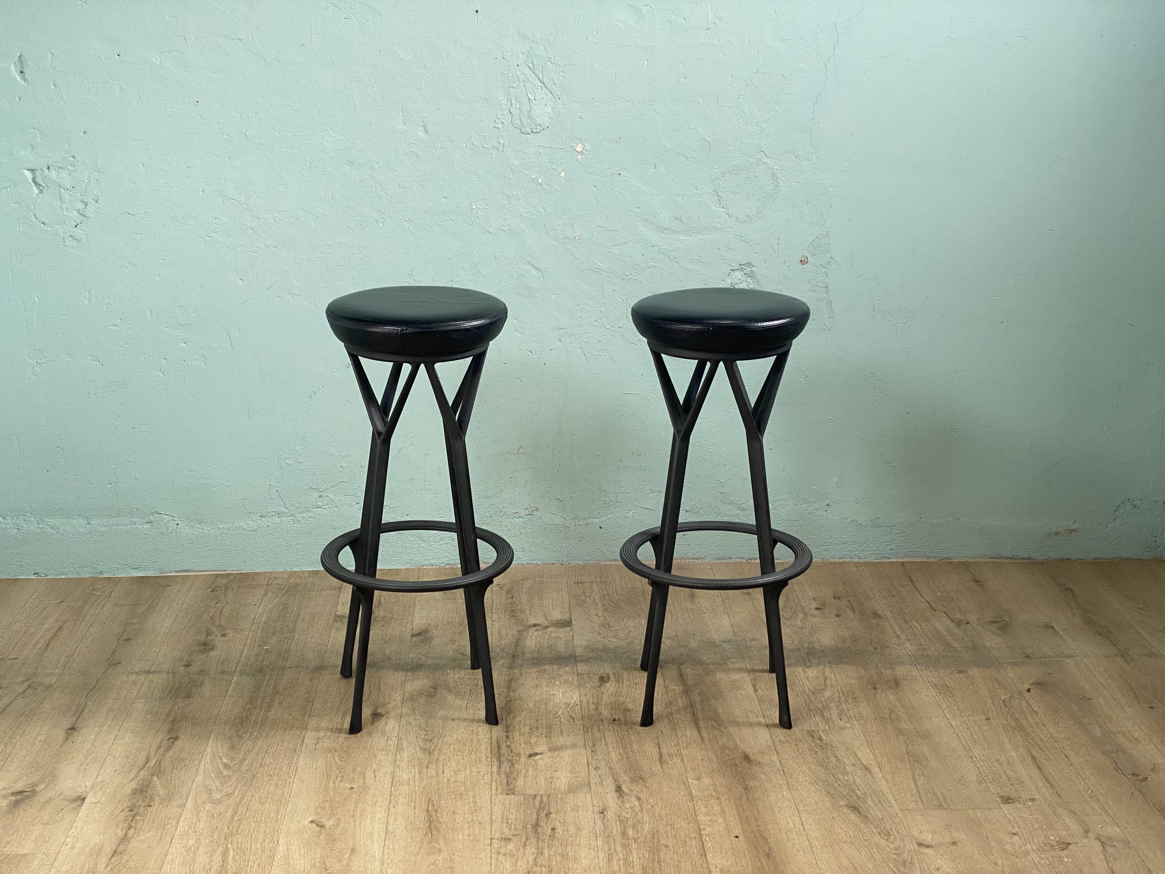 2 tabourets pivotant design Yamakado en cuir noir