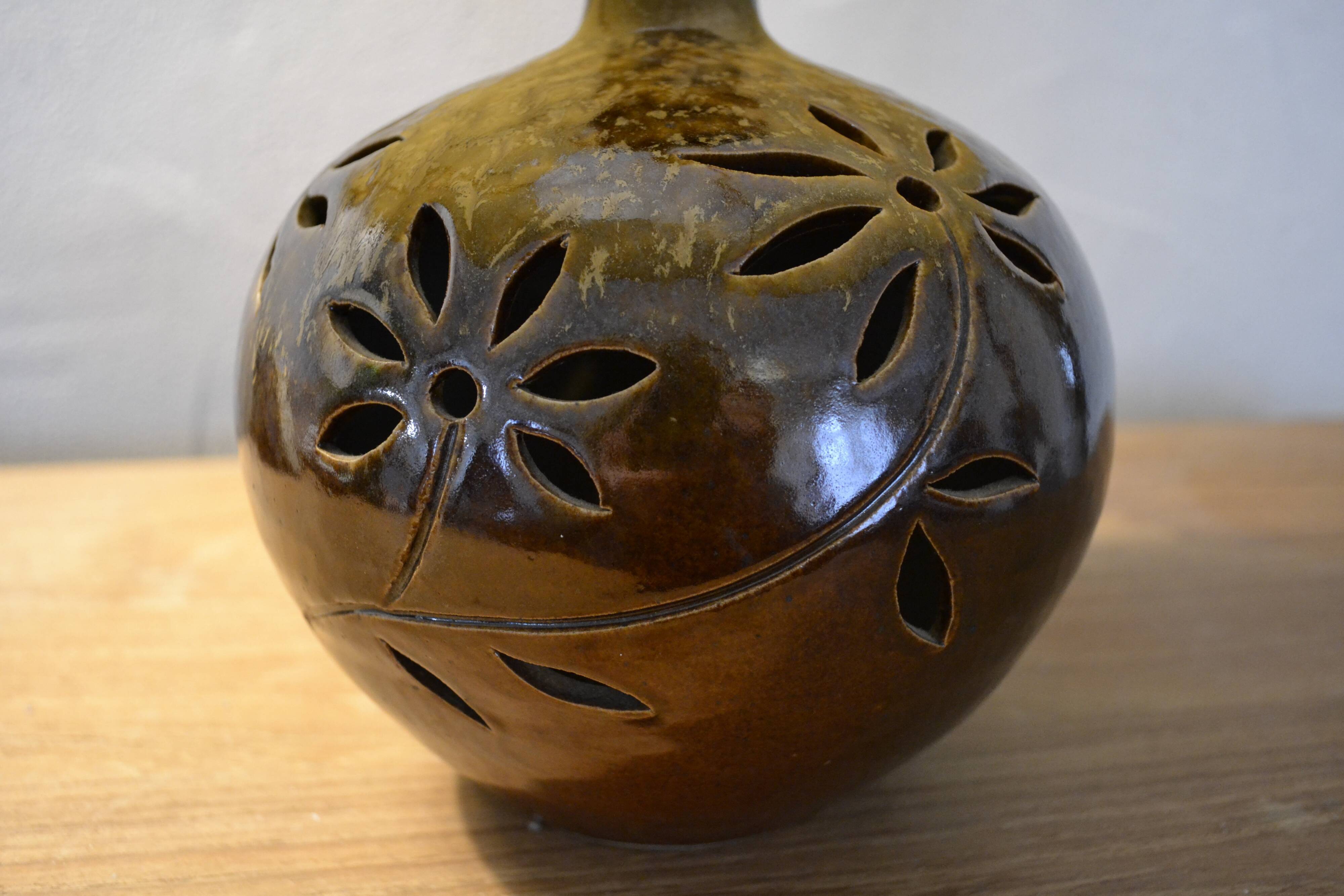 Openwork ceramic lamp