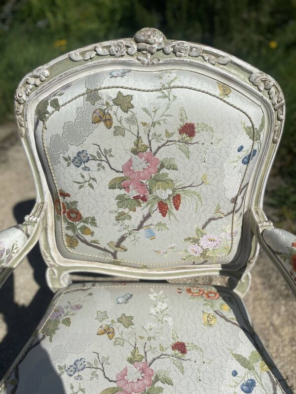 Fauteuil en bois banc et tissu fleuri