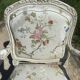 Fauteuil en bois banc et tissu fleuri