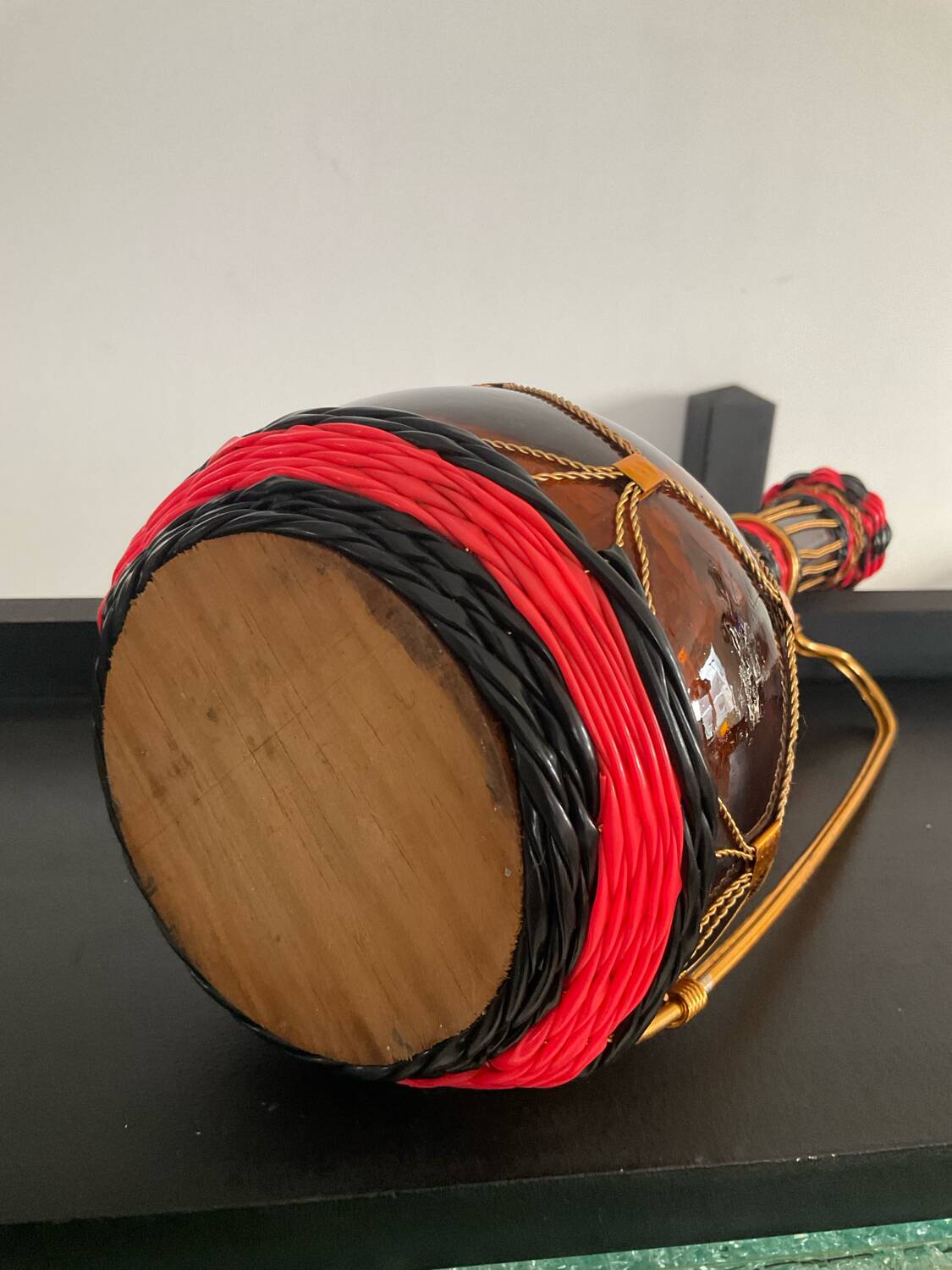 Carafe vintage en verre ambré,laiton et scoubidou