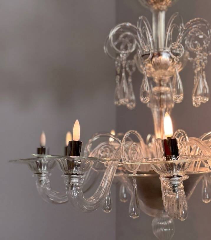 Venetian chandelier in transparent Murano glass with 10 light arms, circa 1980.