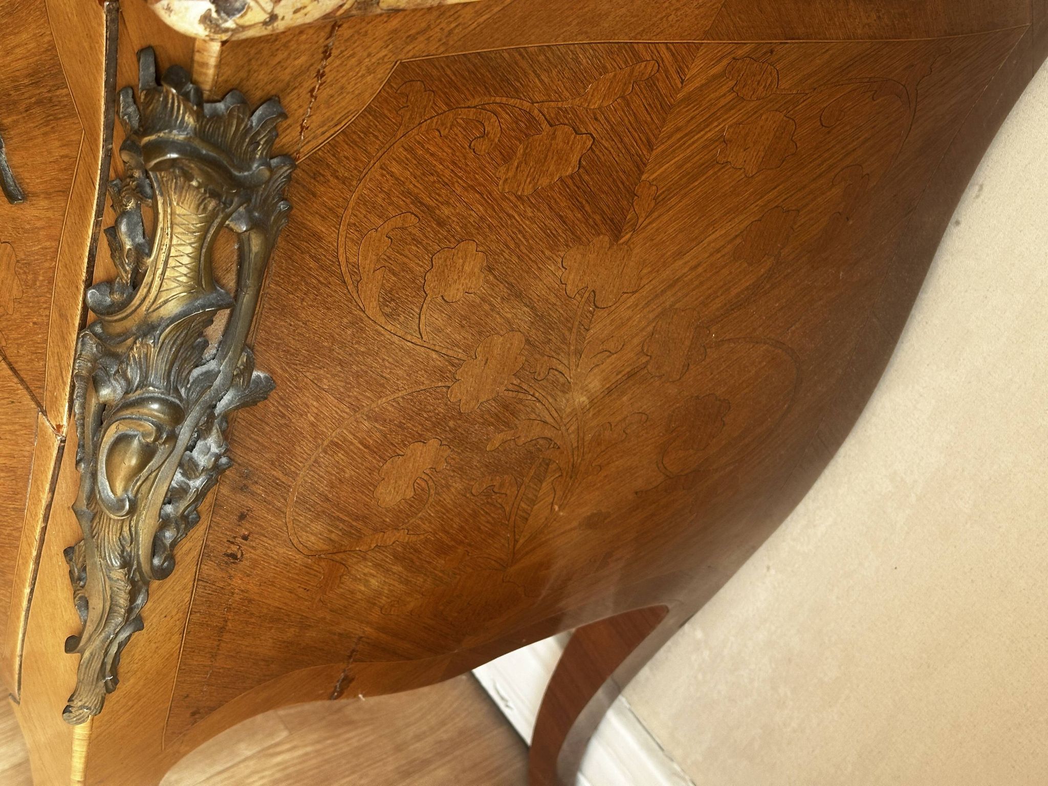 Commode galbée marquetée style Louis XV – plateau marbre- 19 e siècle