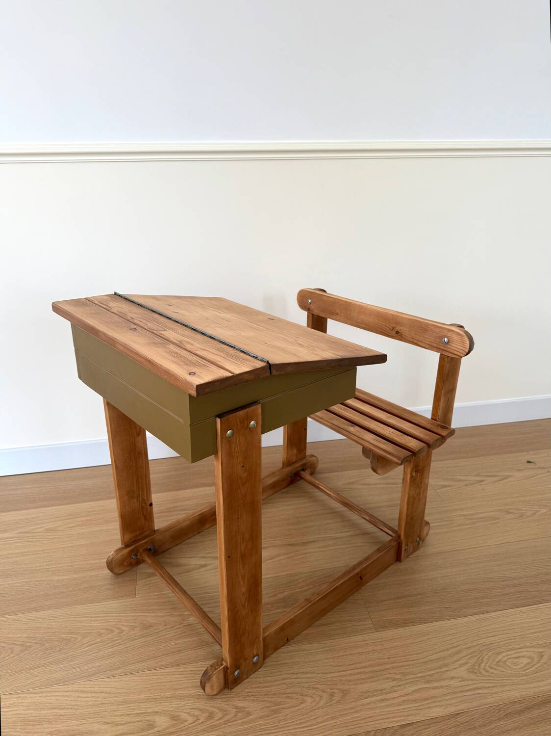 Bureau d’écolier en bois, rénové