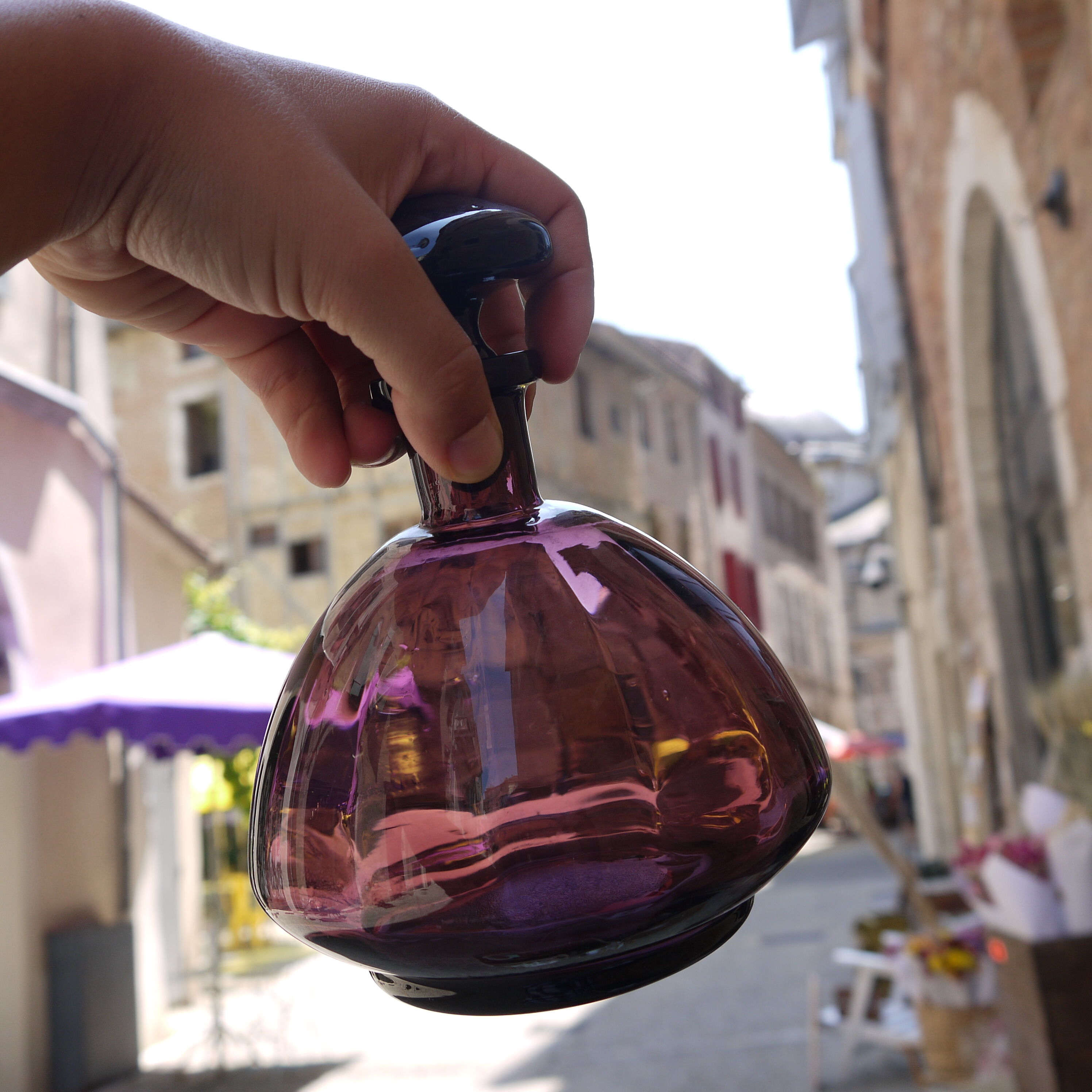 Carafe en verre violet