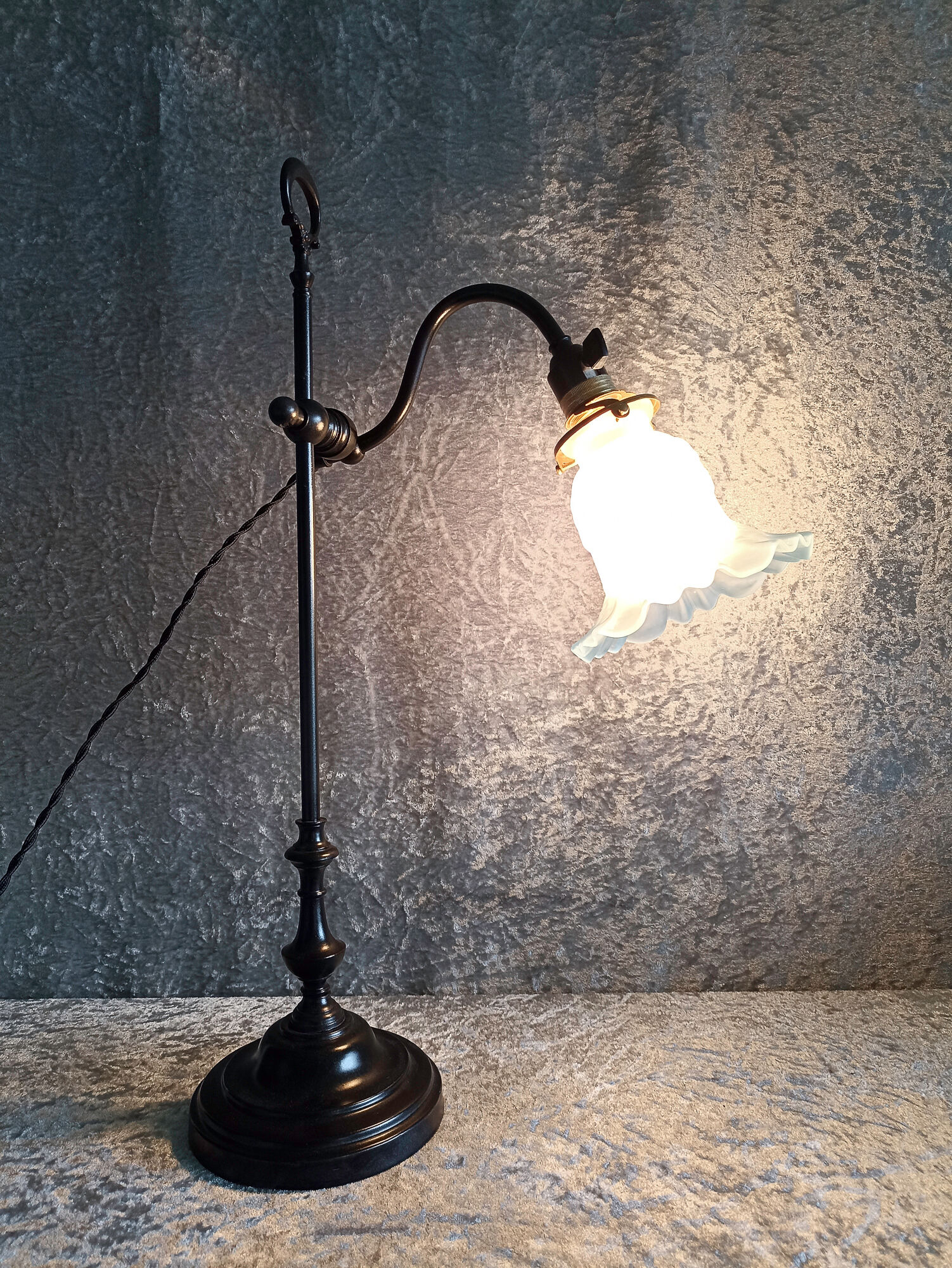 Adjustable lamp in painted metal with frosted glass tulip
