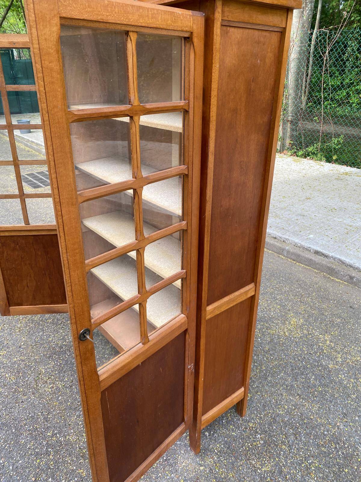 Vitrine parisienne en bois des années 50