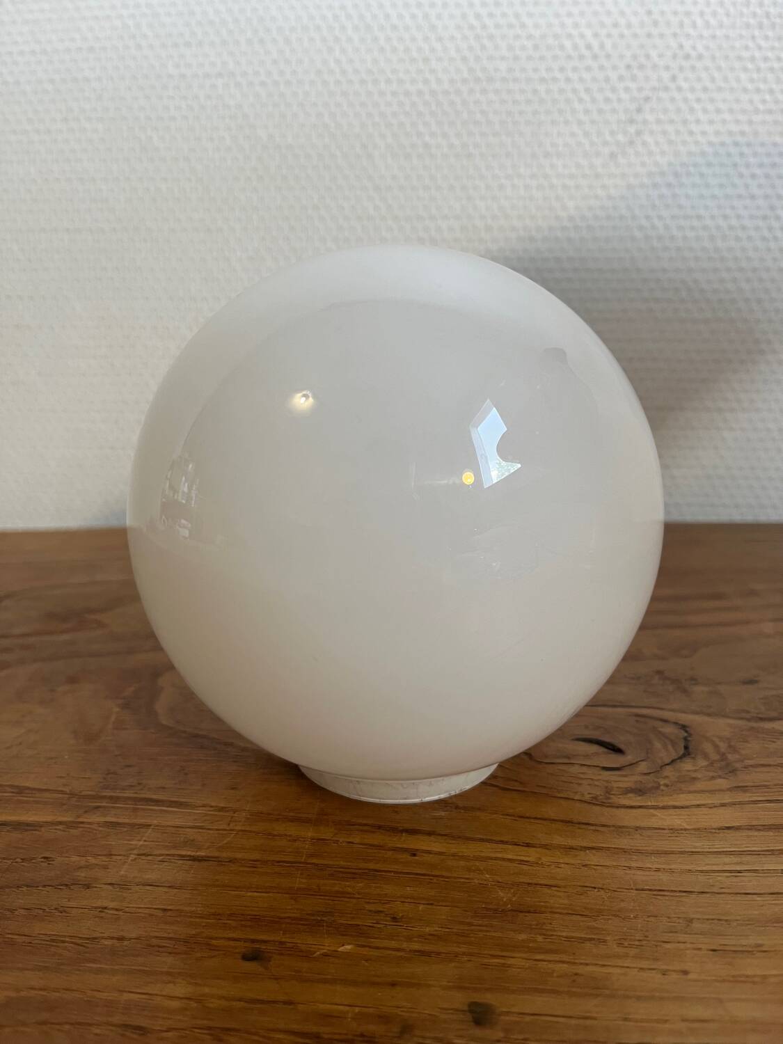 Ceramic lamp with opaline globe
