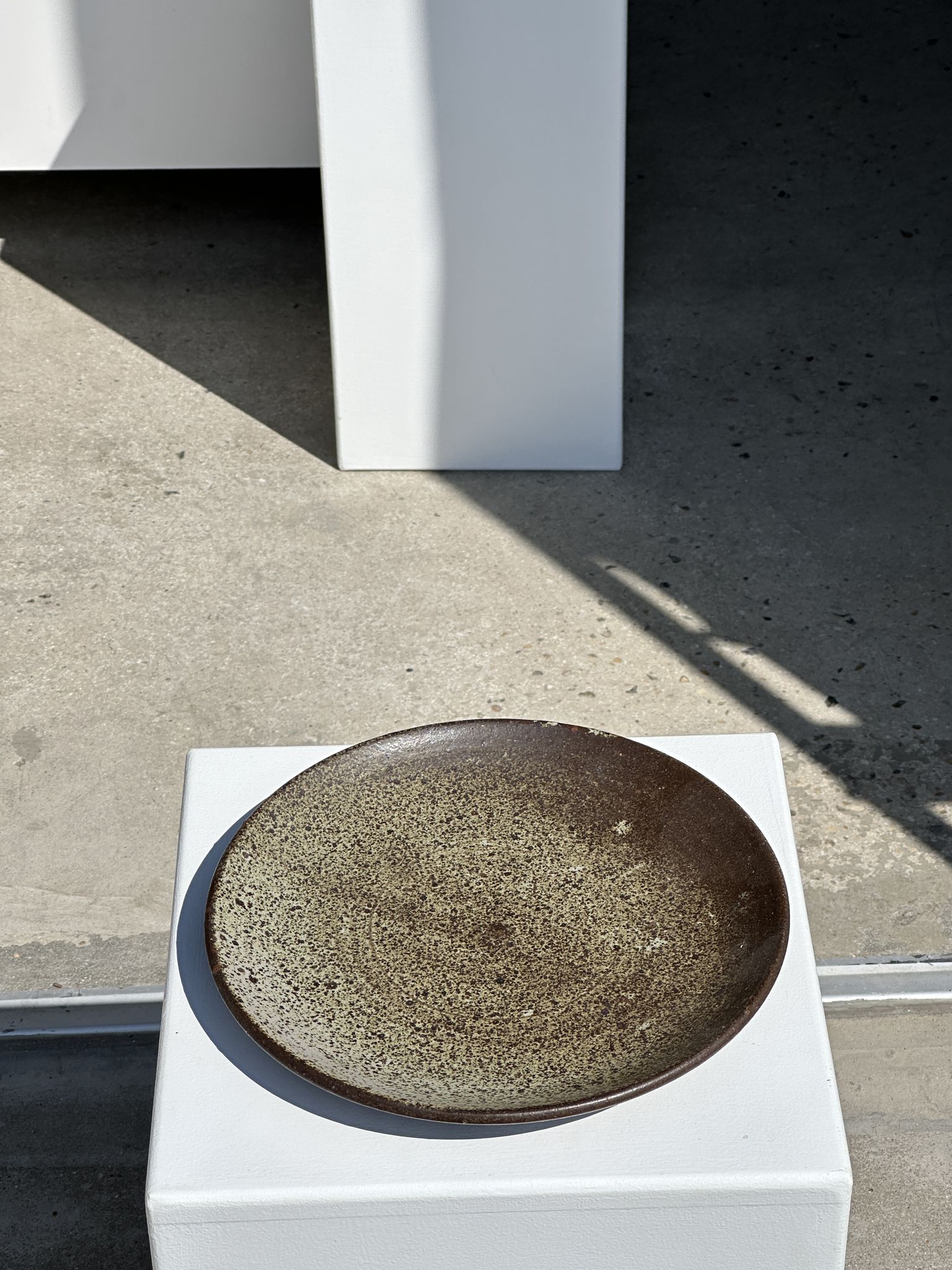 Plat en céramique vert indonésien D:26,5