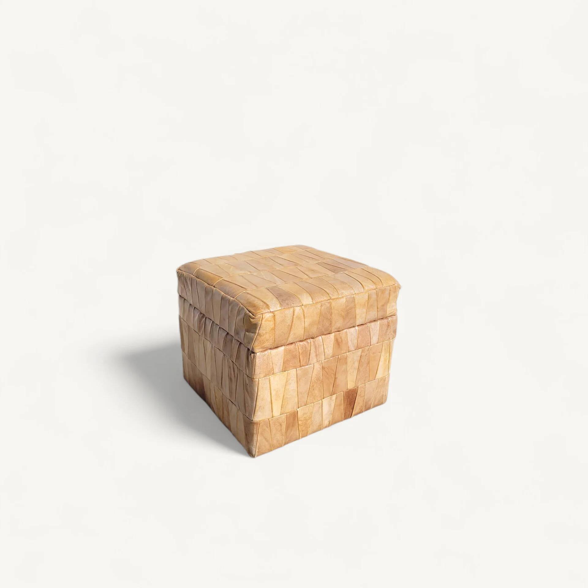 Pouf coffre façon en patchwork de cuir beige de Sede