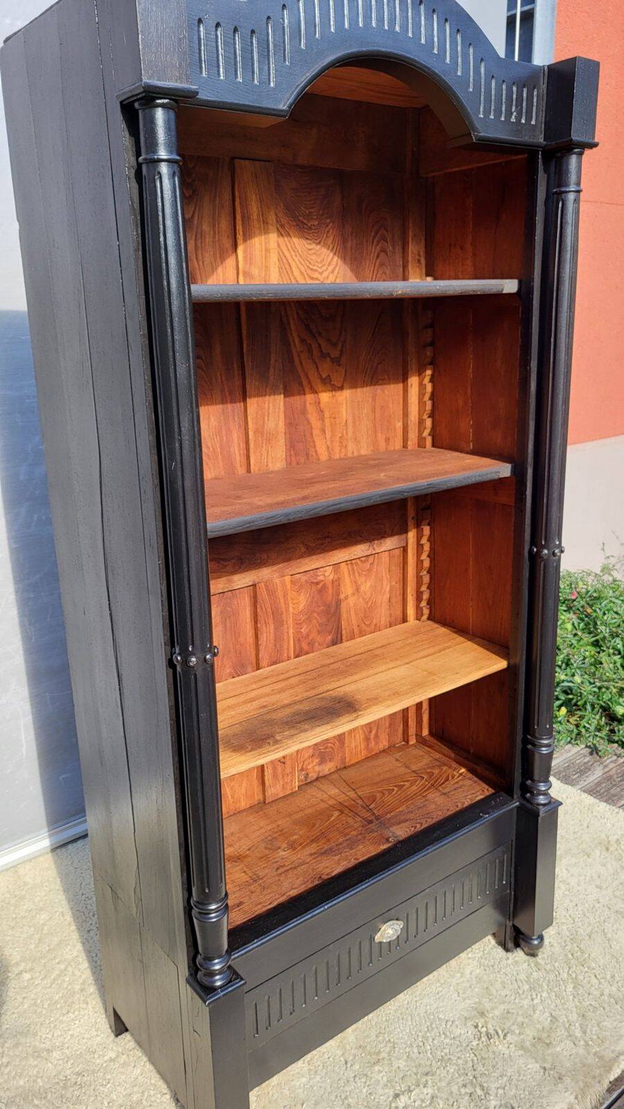 Monumental library with black two-tone oak.