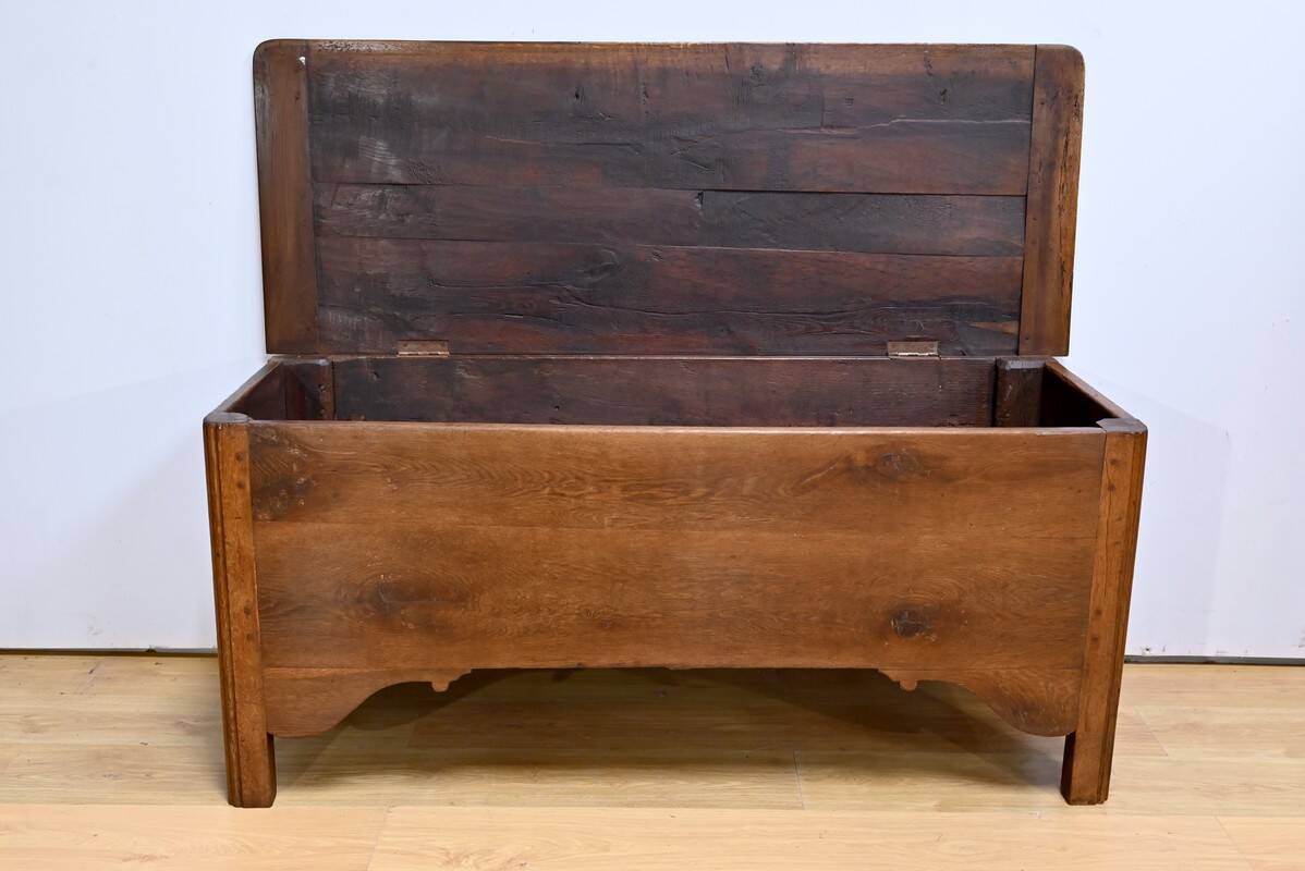 Important oak chest – late 19th century