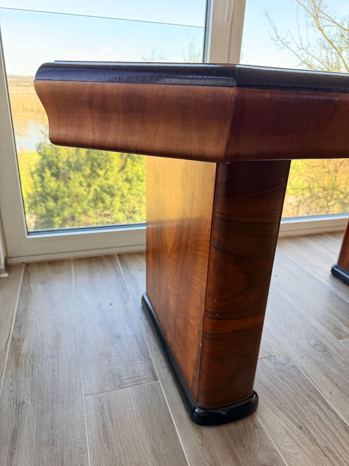 English Art Deco table in flamed walnut – London, 1960
