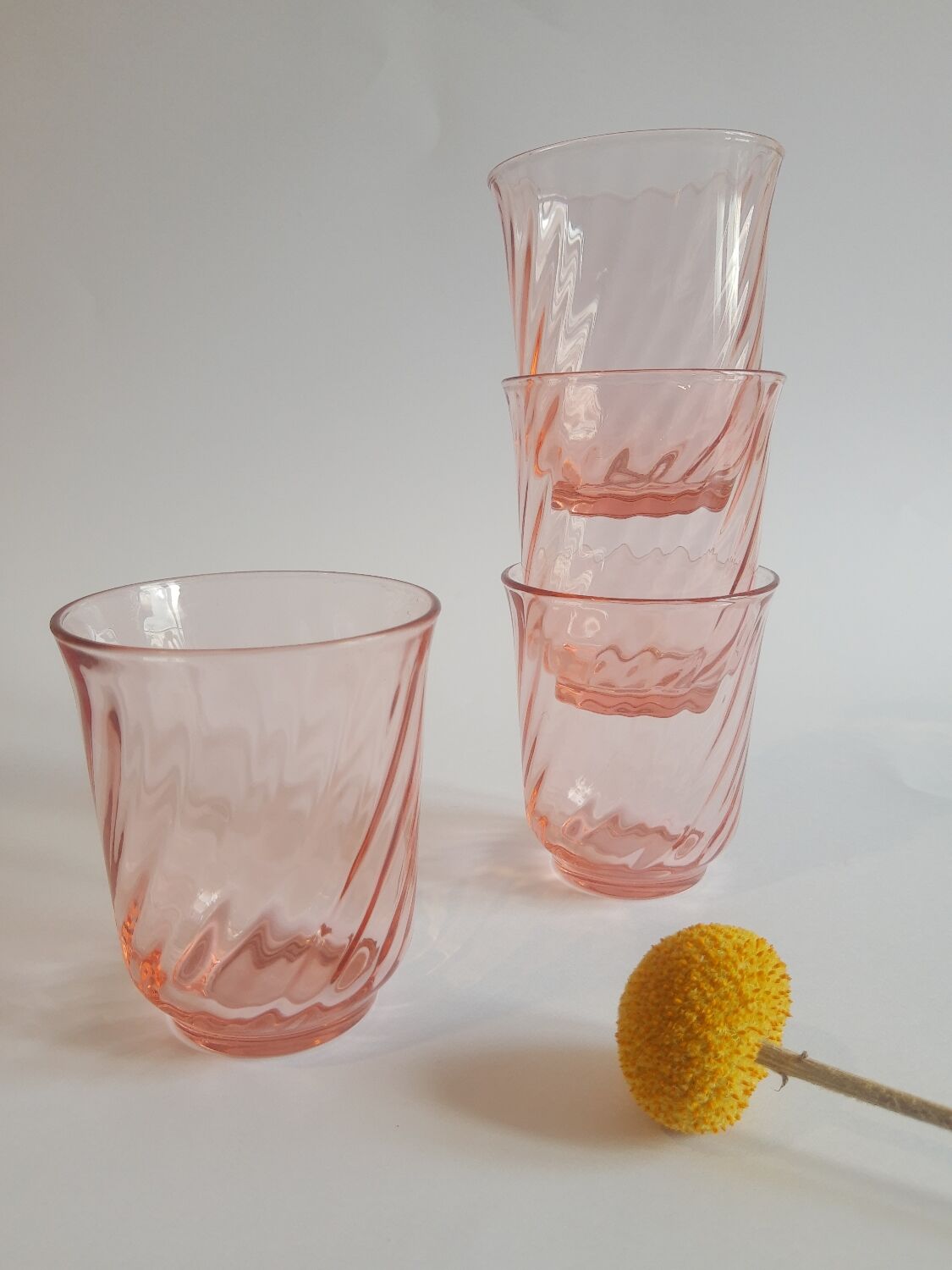 Set de 4 verres à eau en verre rose torsadé vintage