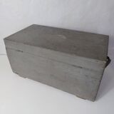 Ancien coffre en bois gris