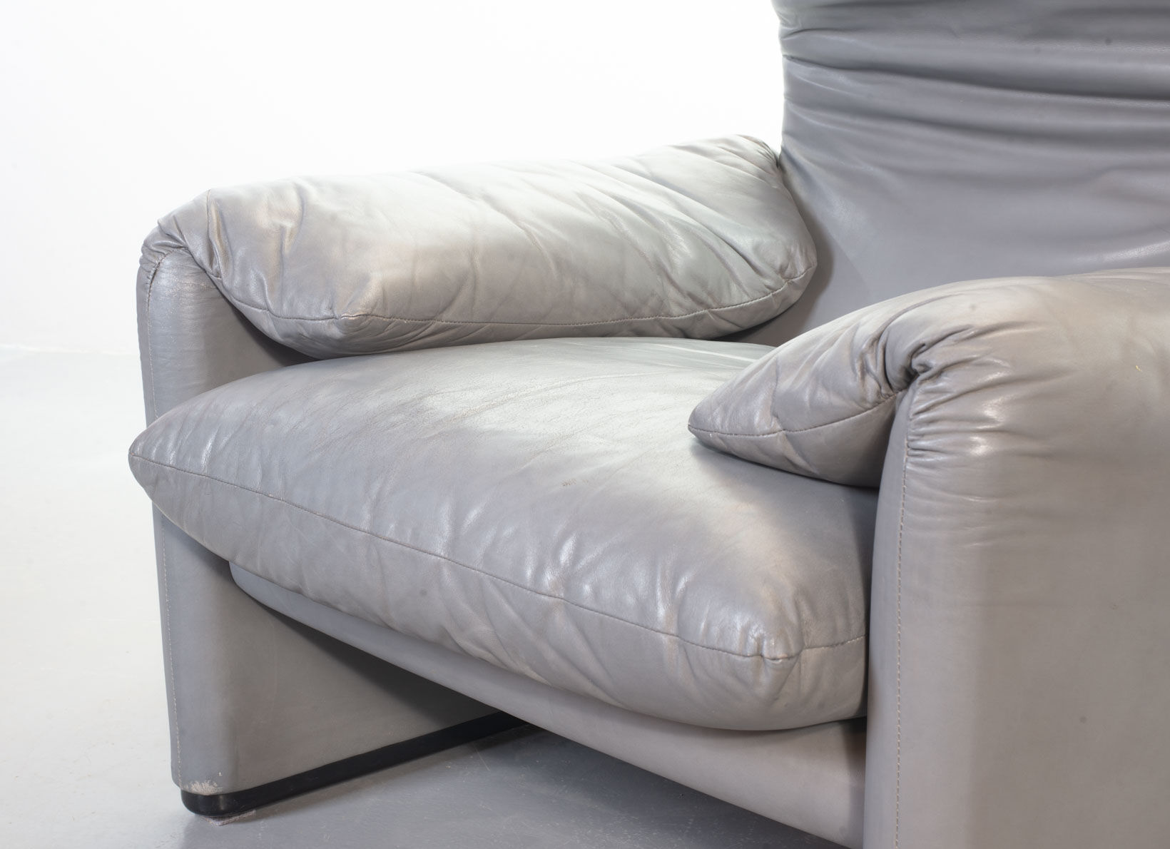 Cassina Lounge Chair 'Maralunga' by Vico Magistretti in Grey Leather 1970s