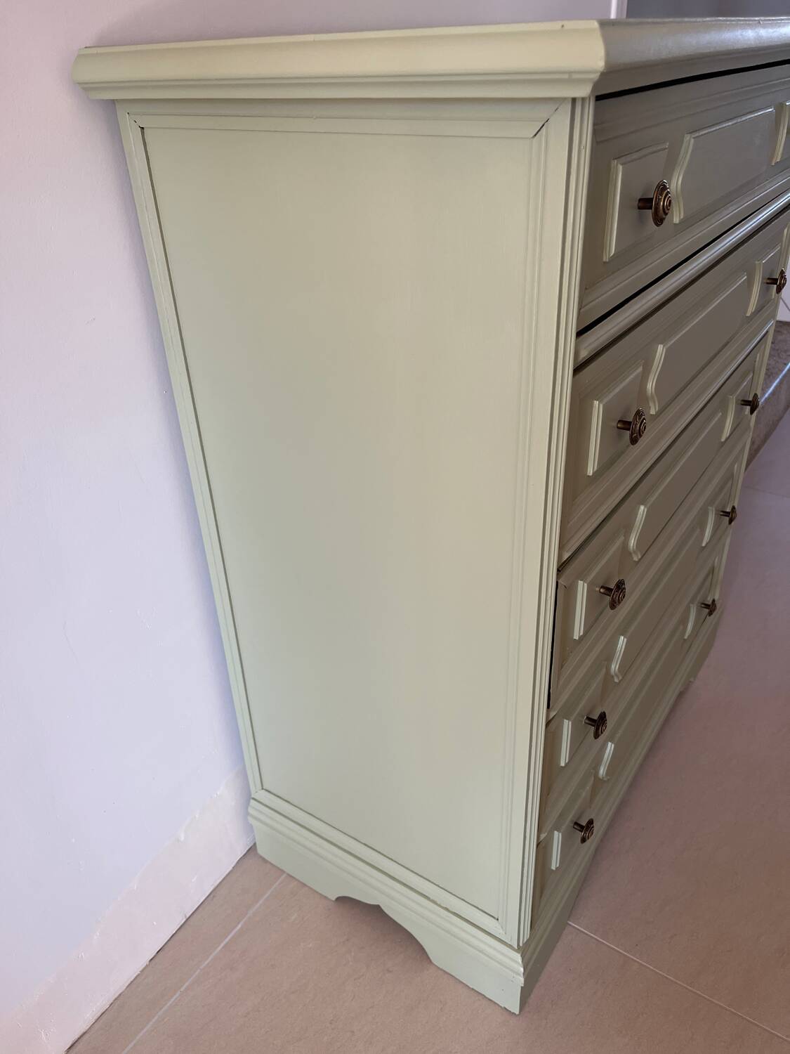 Refurbished antique chest of drawers with 5 drawers