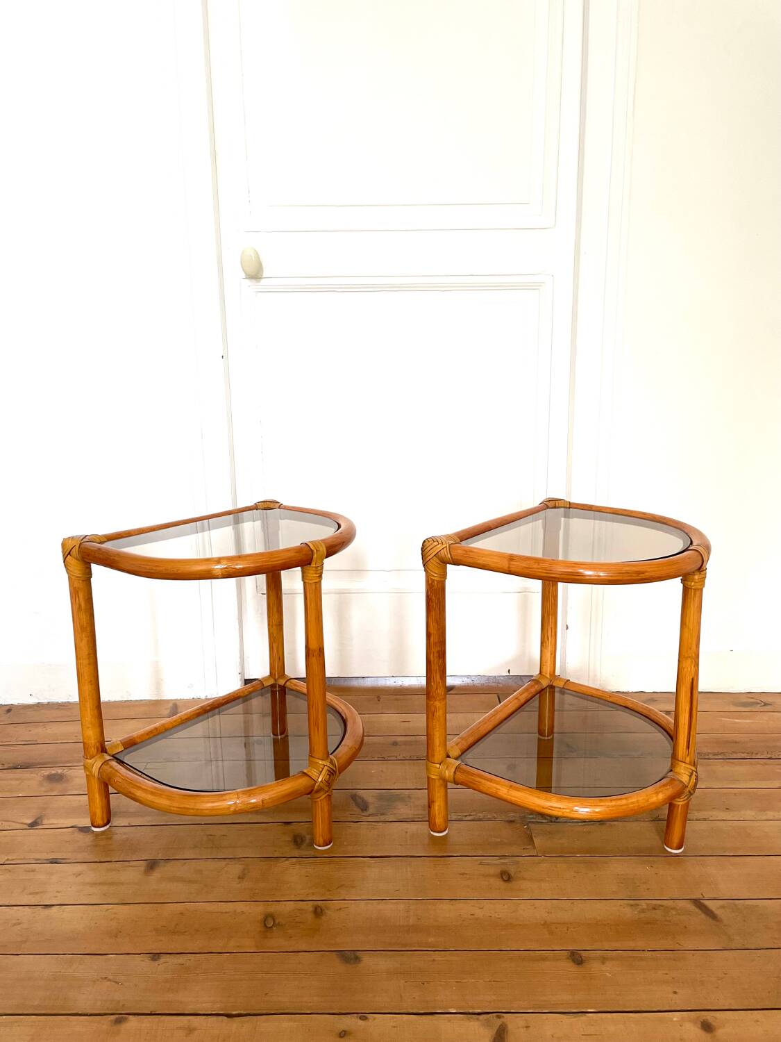 Paire de tables de chevet vintage en rotin et verre fumé