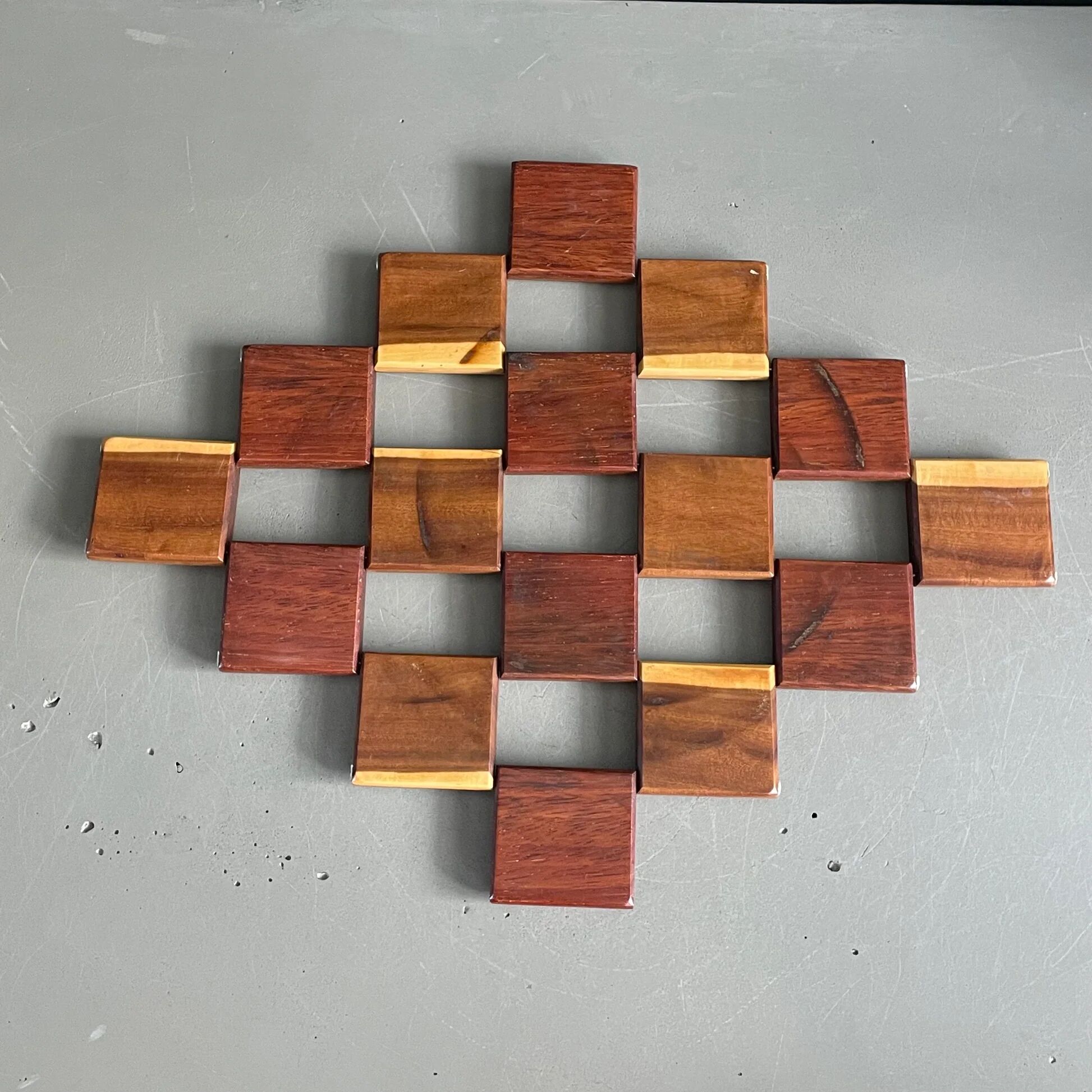 Dessous de plat articulé en bois