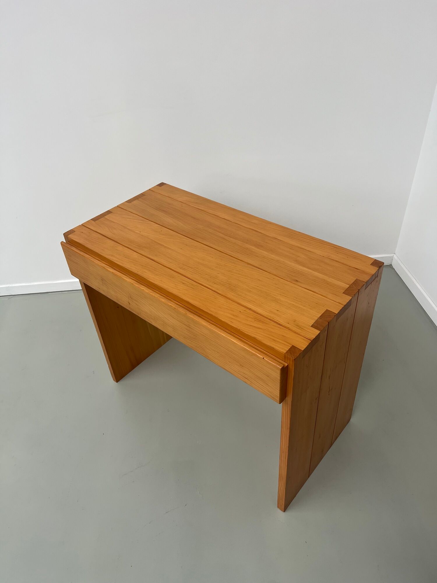 Bureau de Roland Haeusler pour Maison Regain, en pin Circa 1970