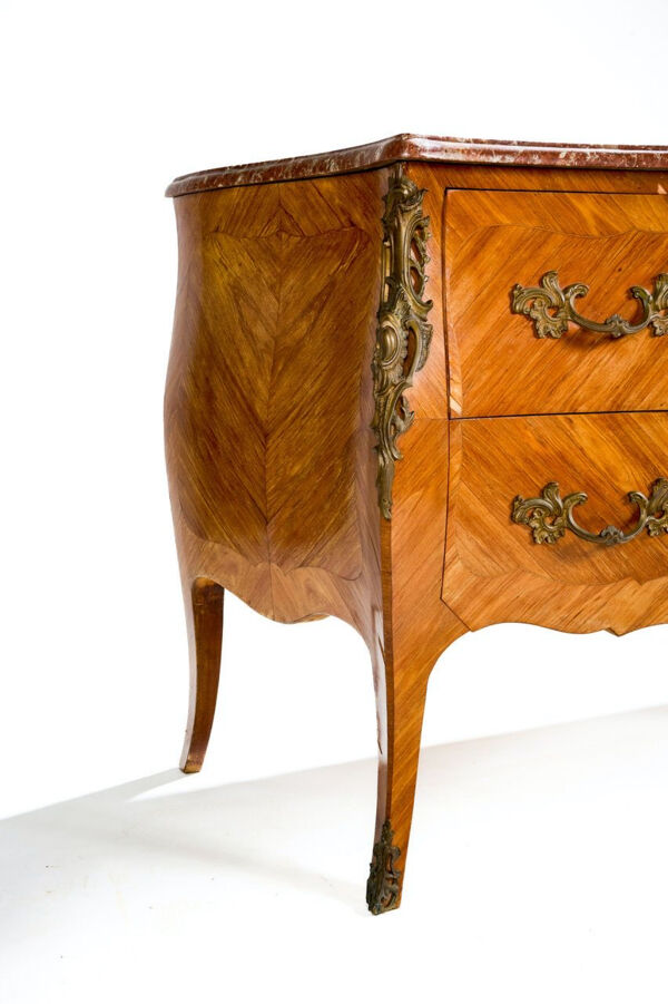 Commode galbée de style Louis XV en bois de rose et marbre rouge, fin