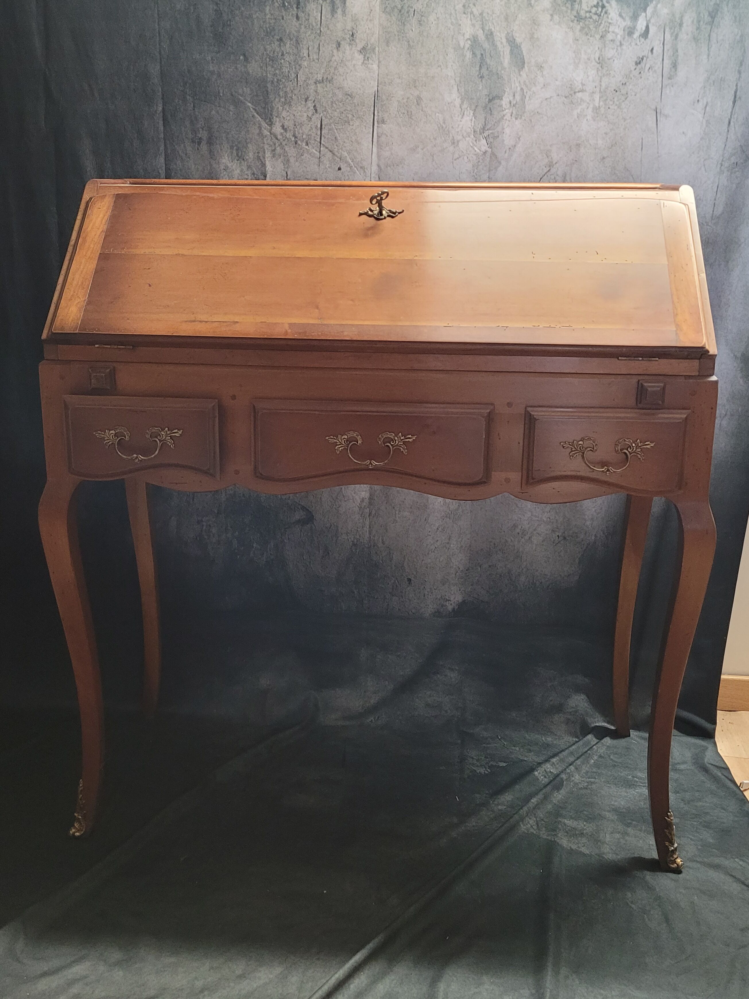 Wooden slope desk louis xv style