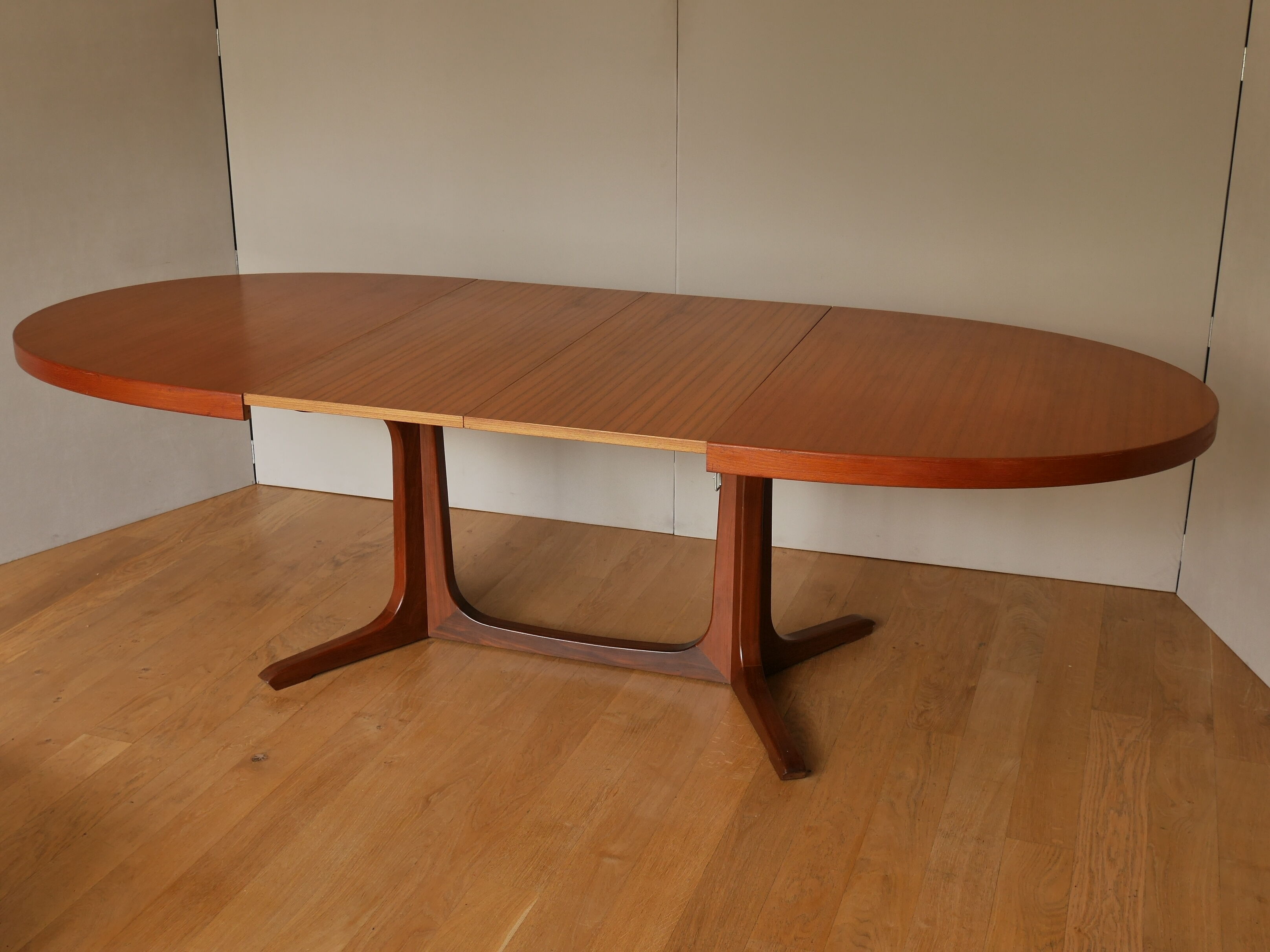 Baumann 60 years extendable oval table